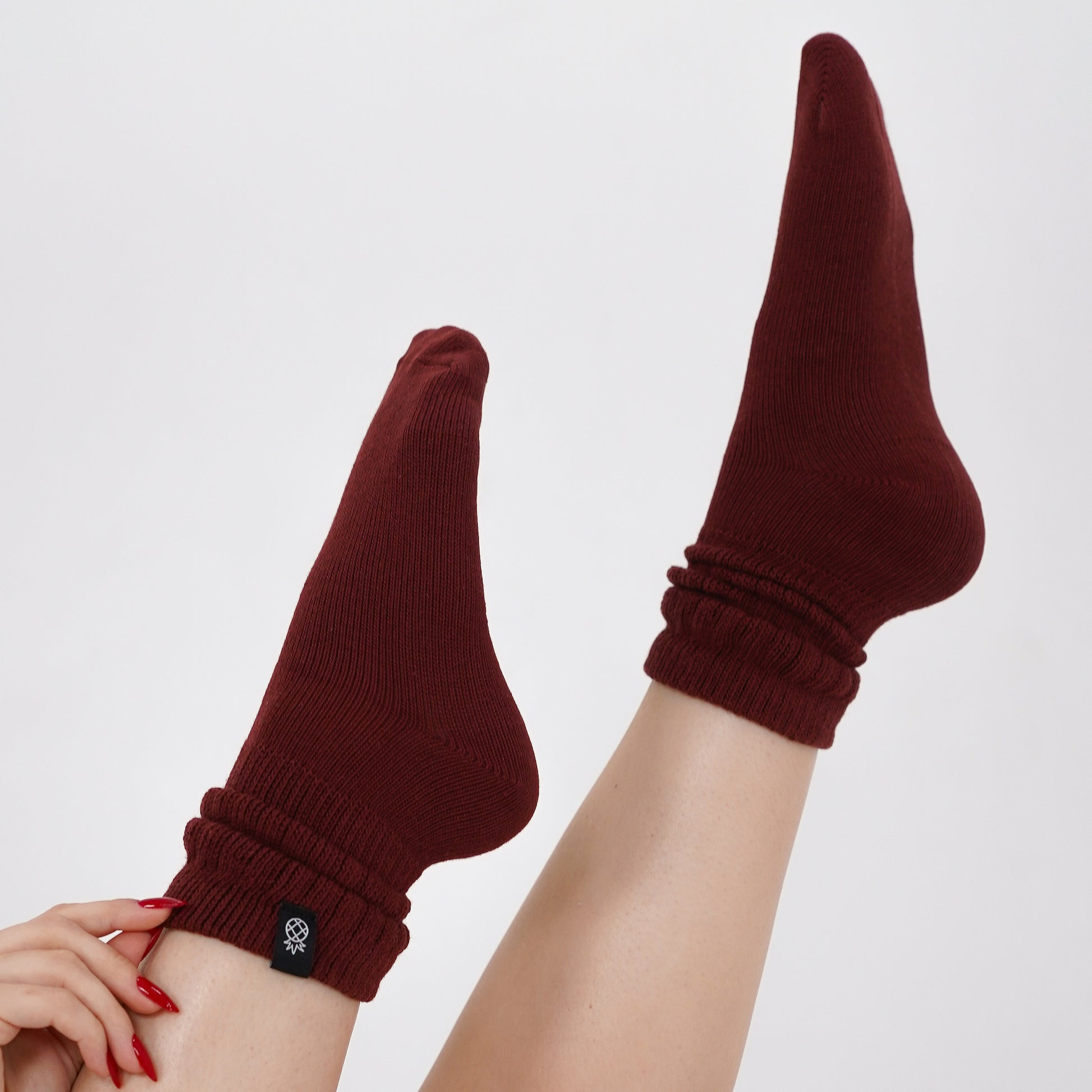 Pineapplebrat founder, influencer Alice Bozinovski, wears the Essential Scrunch Socks in Maroon. Cozy up in style with our soft, breathable knit socks. These slouchy-fit socks offer the ultimate comfort for everyday wear, at home or for workouts.